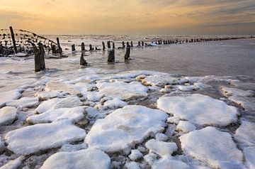 Waddenzee in winter bevroren van Peter Bolman