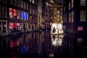Drijvend hemelbed in de grachten van Amsterdam van Ellis Peeters
