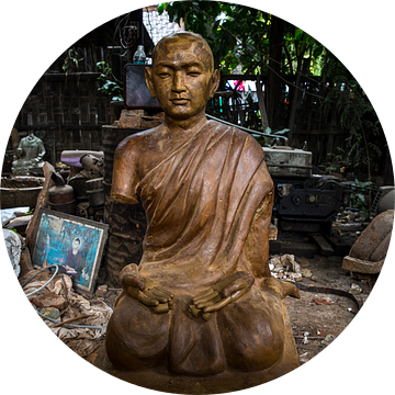 Houten Budha beeld in achtertuin van dump van Wout Kok