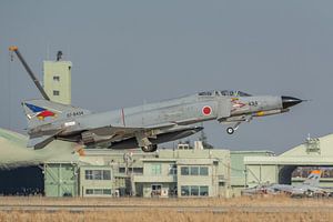Japanische F-4 Phantom II hebt von der Hyakuri Air Base in Japan ab.