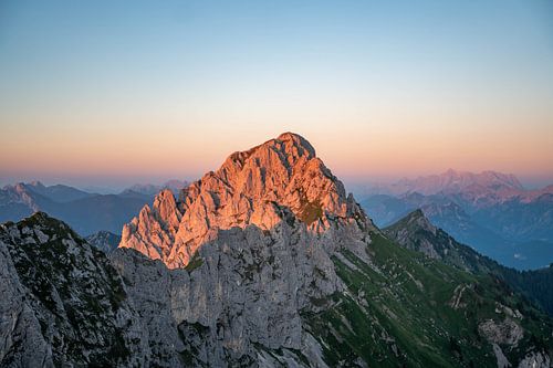 Sonnenuntergang über den Tannheimer Bergen und im Hintergrund die Zugspitze