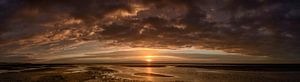 Kleurrijke zonsondergang aan het strand van Schiermonnikoog van Sjoerd van der Wal Fotografie