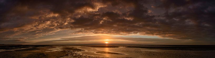 Farbenprächtiger Sonnenuntergang am Strand der Insel Schiermonnikoog von Sjoerd van der Wal Fotografie