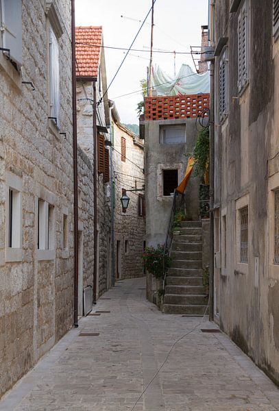 Straatje op eiland Hvar, Kroatie by Maike Meuter