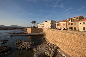 Bastion van Alghero, Sardinië met uitzicht op zee van Joost Adriaanse