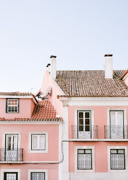 Lissabon rosa | Architektur Reisefotografie Portugal | Pastellfarben von Raisa Zwart