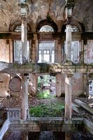 Verlassene Halle im Verfall.