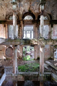 Salle abandonnée en décadence. sur Roman Robroek - Photos de bâtiments abandonnés