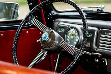 Stuur en dashbord van een oldtimer auto van Jolanda de Jong-Jansen