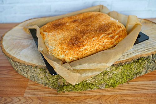 Vers gebakken kokos karnemelk cake op een boomschijf