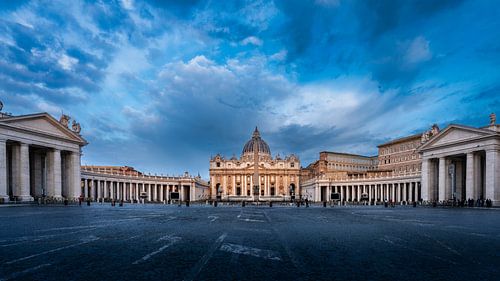 Bewolkte lucht boven de St Pieter's Basiliek in Rome