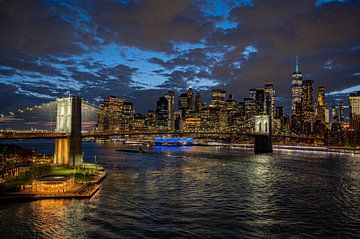 Brooklyn Bridge bij nacht van Karsten Rahn