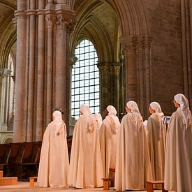 singende Benediktinerinnen in der Basilika von Vezelay, Frankreich von Jan Fritz