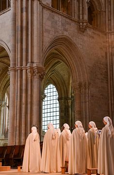 singende Benediktinerinnen in der Basilika von Vezelay, Frankreich von Jan Fritz