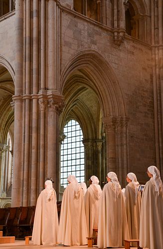 singende Benediktinerinnen in der Basilika von Vezelay, Frankreich von Jan Fritz