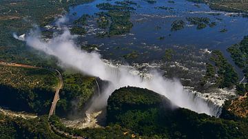 Spektakuläre Luftaufnahme der Viktoriafälle in Afrika von Timon Schneider