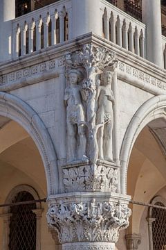 Adam en Eva op Dogenpaleis in centrum van oude stad Venetie, Italie