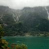 Wasserfall in Norwegen. Ein See mit Bergen | Fine Art Photo Print von Karijn | Fine art Natuur en Reis Fotografie