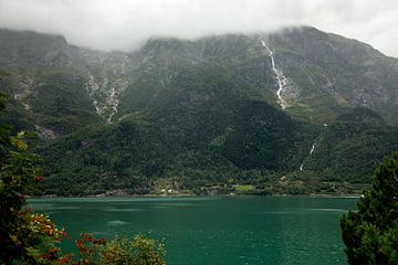 waterval in Noorwegen. Een meer met bergen | fine art foto print