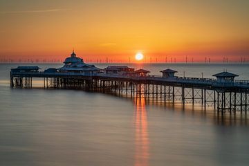 De pier in Llandudno tijdens zonsopkomst (Wales, Engeland) van Anges van der Logt