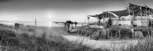 Strand bij Scharbeutz aan de Oostzee in zwart-wit.