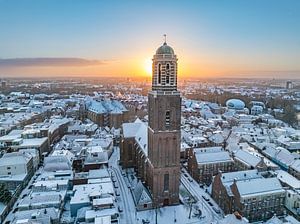 Zwolle Peperbus Kirchturm während eines kalten Wintersonnenaufgangs