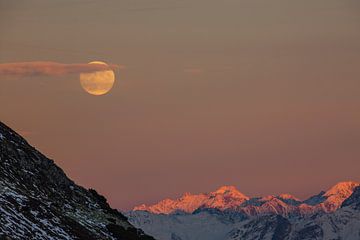 Glühende Alpen und Vollmond im Engadiner Winter