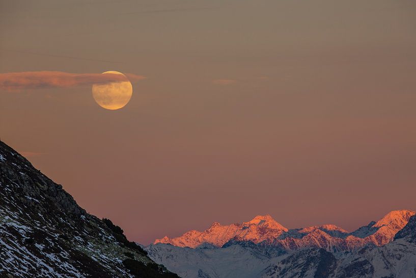 Glühende Alpen und Vollmond im Engadiner Winter von Martin Steiner