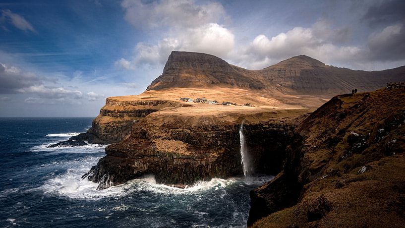De Múlafossur waterval, Faeröer Eilanden van Michael Fousert