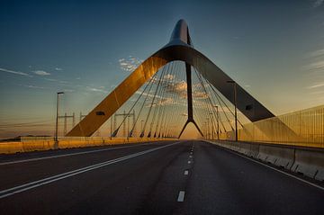 A bridge touched by the sun in the early morning van SeruRon Photo's