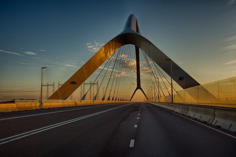 A bridge touched by the sun in the early morning von SeruRon Photo's