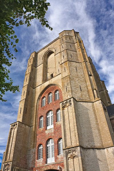 Alte Kirche Turm mit blauem Himmel und Wolken, Veere von Tony Vingerhoets