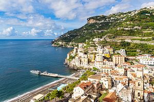Blick auf Minori an der Amalfiküste in Italien