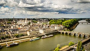 Landschaft Altstadt Kathedrale Brücke und Loire in Angers Frankreich