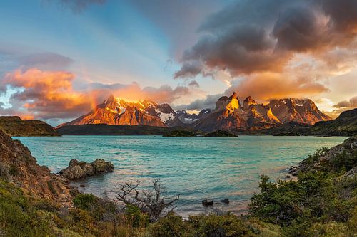 Cerro Torre Lago Pehoe in de ochtend, Torres del Paine Nationaal Park, Chili van Dieter Meyrl