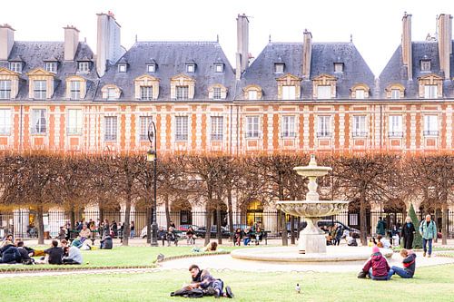 Eerste voorjaarsdag op Place des Vosges, Parijs
