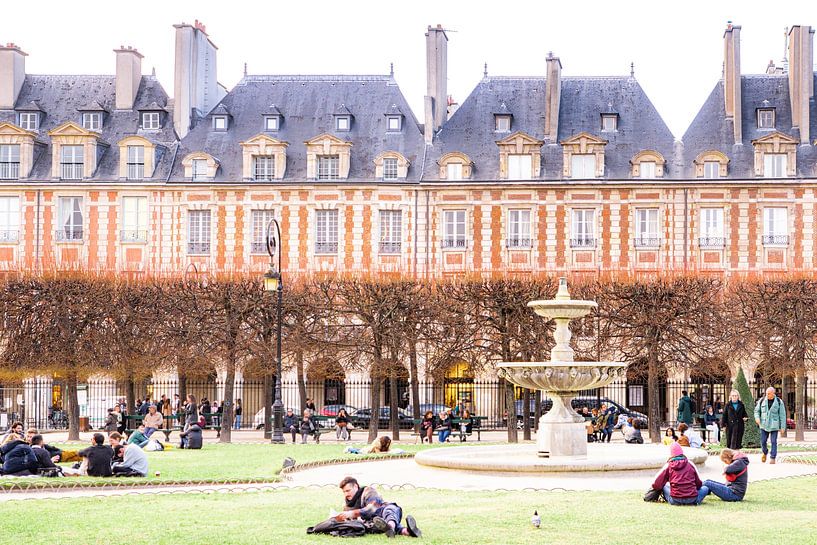 Erster Frühlingstag auf dem Place des Vosges, Paris von Ron Poot