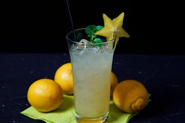 Limoen variatie met bananen likeur in een glas. heerlijke en fruitige cocktails geserveerd in een gl