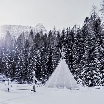 Winter tent tipi  van Mark Falke