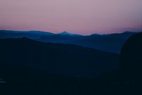Noorse bergen bij zonsondergang