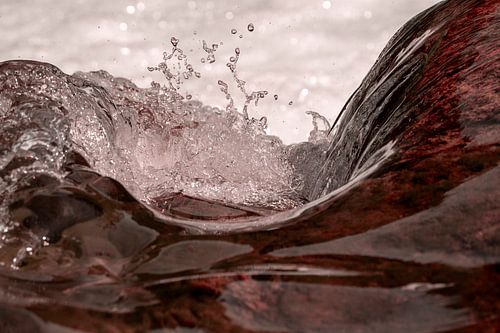 Rode stroom in het Water