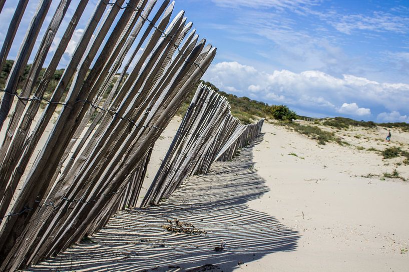 Scheef hangende houten hek in de Duinen van Mfixfotografie