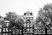 Amsterdamse grachtenpanden in zwart-wit van Suzanne Spijkers