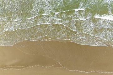 Vagues frappant la plage vues d'en haut sur Sjoerd van der Wal Photographie