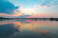 Kleurig avondlicht gereflecteerd in het water, vlak na zonsondergang van Arjan Almekinders thumbnail
