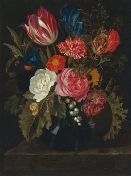 Stilleven van rozen, anjers, een tulp en andere bloemen in een glazen vaas, Maria van Oosterwijck