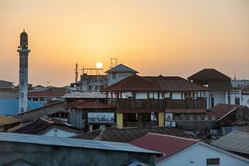 Zonsondergang over de daken in Stone Town op Zanzibar van Michiel Ton