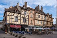 Kleurrijke vakwerkhuizen op het marktplein in Chalon sur Saone