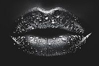 Nahaufnahme von schimmernden Lippen in Schwarz und Weiß