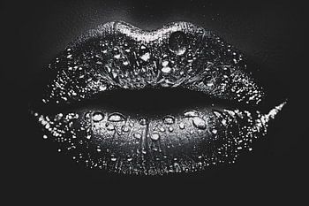 Nahaufnahme von schimmernden Lippen in Schwarz und Weiß